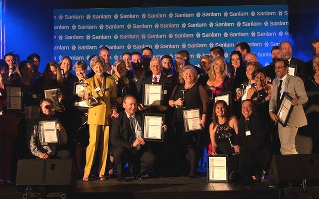 Die groot groep wenners van verskillende kategorieÃ« tydens die Top Destination Awards-toekennings